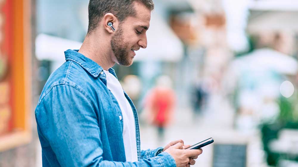 Muž poslouchá hudbu se sluchátky EVEPLAY od značky Yenkee_03