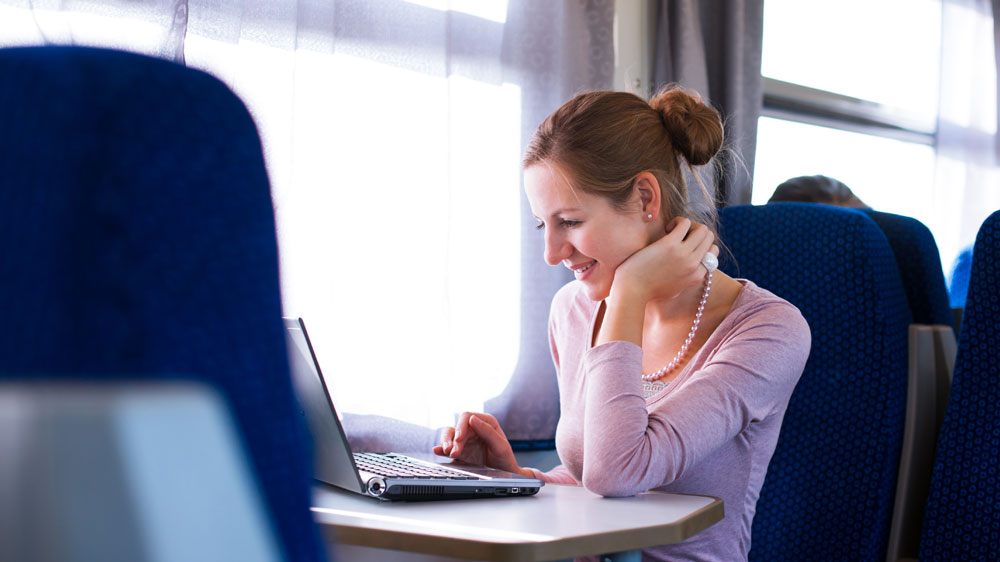 Žena ve vlaku pracuje na notebooku_02