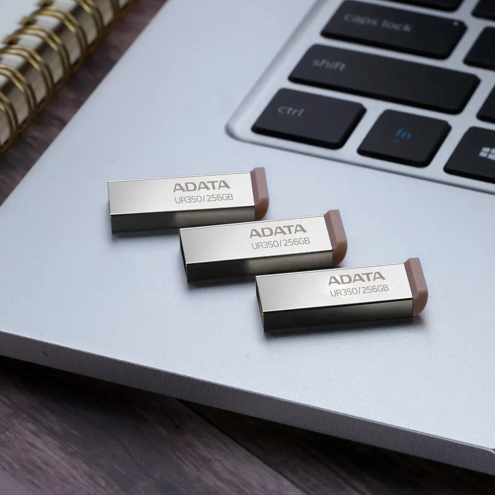 Flash disky Adata UR350 na notebooku_02