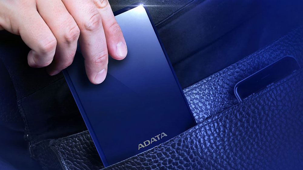 Člověk vkl&aacute;daj&iacute;c&iacute; extern&iacute; disk ADATA HV620S do ta&scaron;ky_03