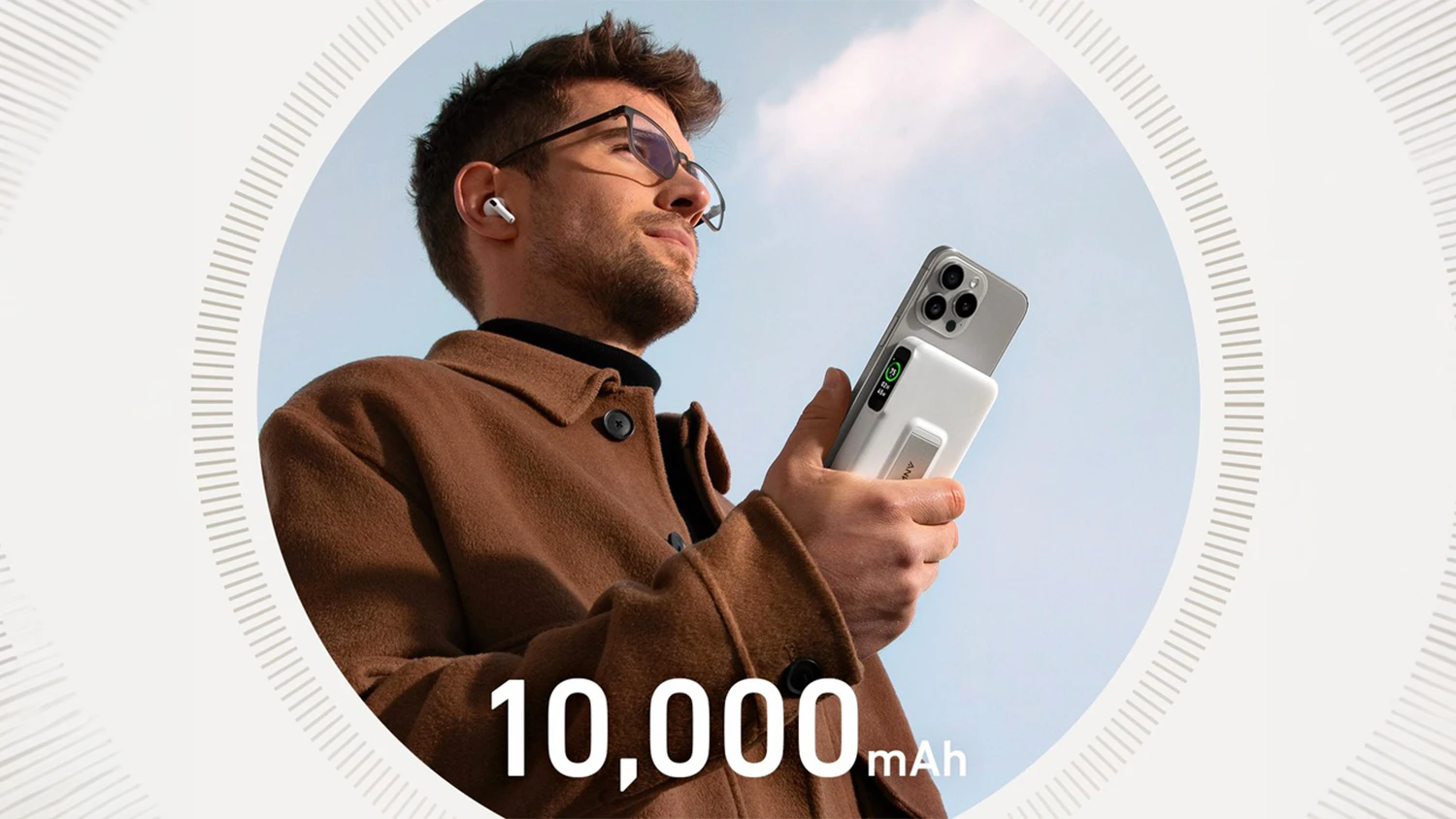 Muž s powerbankou Anker MagGo 10 000 mAh 27 W