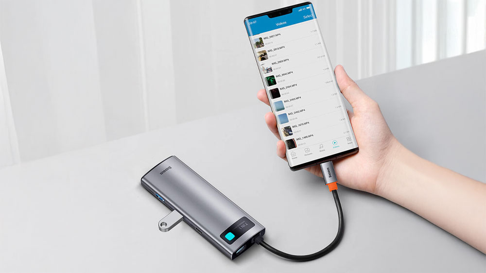 Dokovacia stanica Baseus Metal Gleam 7v1 pripojená k mobilnému telefónu_03