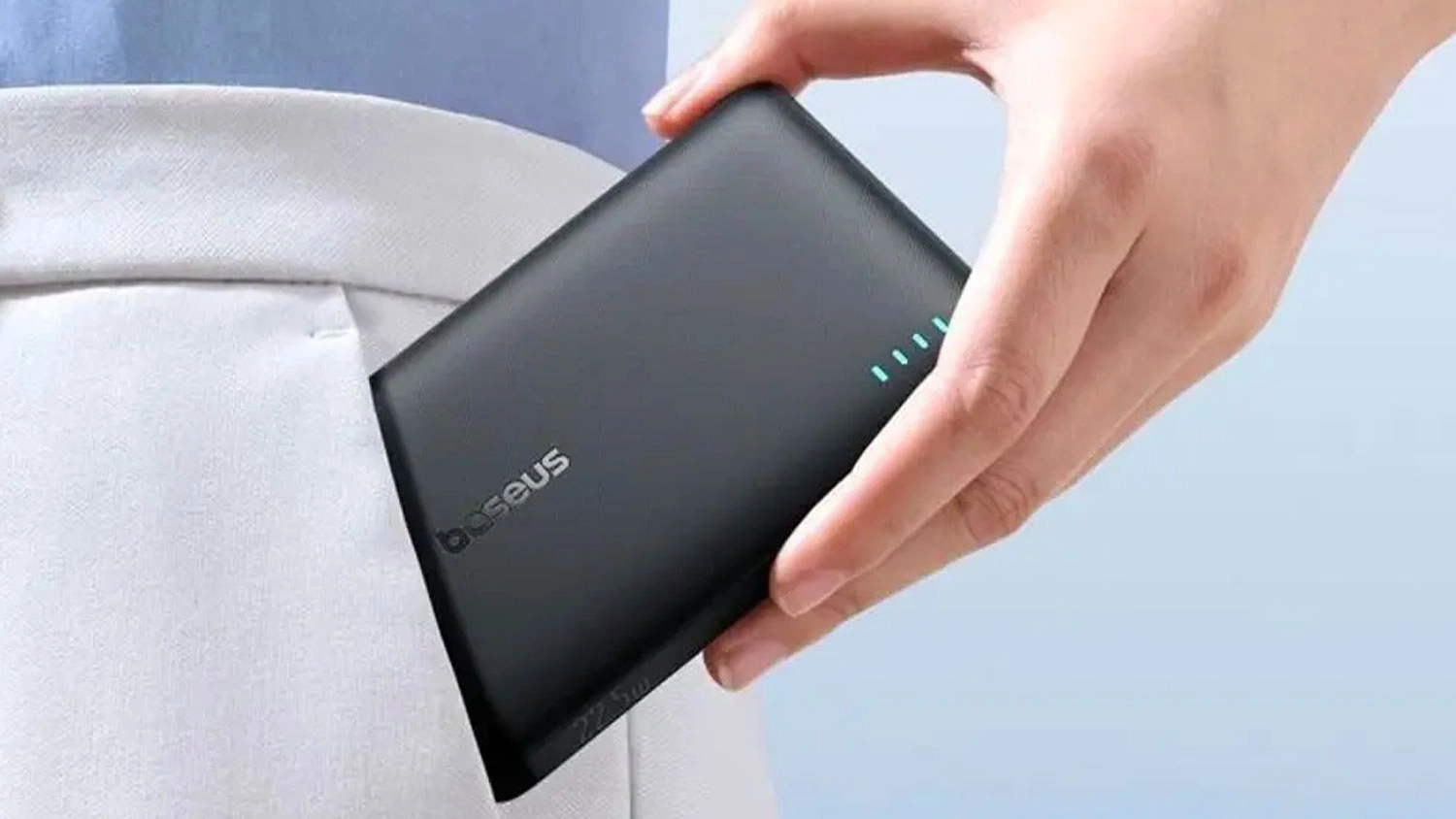 Žena si d&aacute;v&aacute; powerbanku Baseus EnerFill FP21 do kapsy