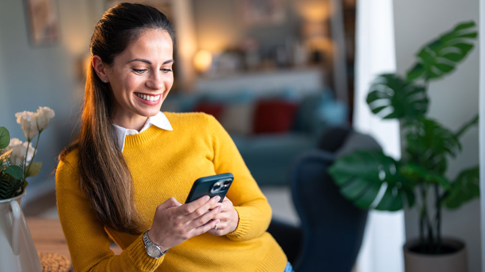 Usmívající se žena s mobilem v ruce_02