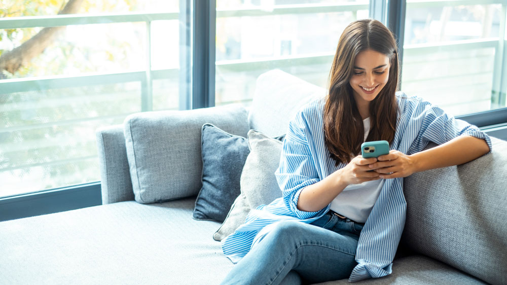 Žena používá mobil_02