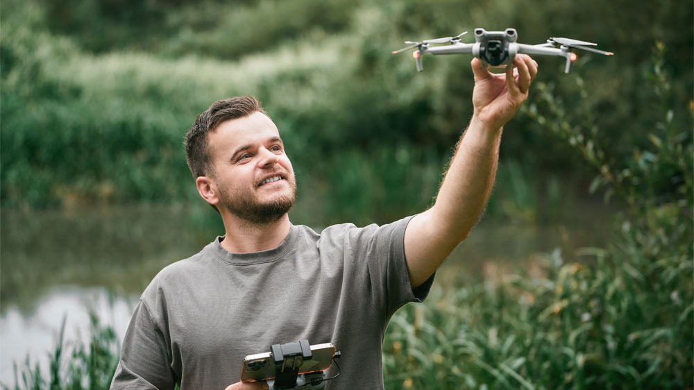Muž drží dron_02