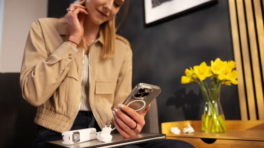 Žena nabíjí mobil pomocí powerbanky Epico UltraPack 2in1_03