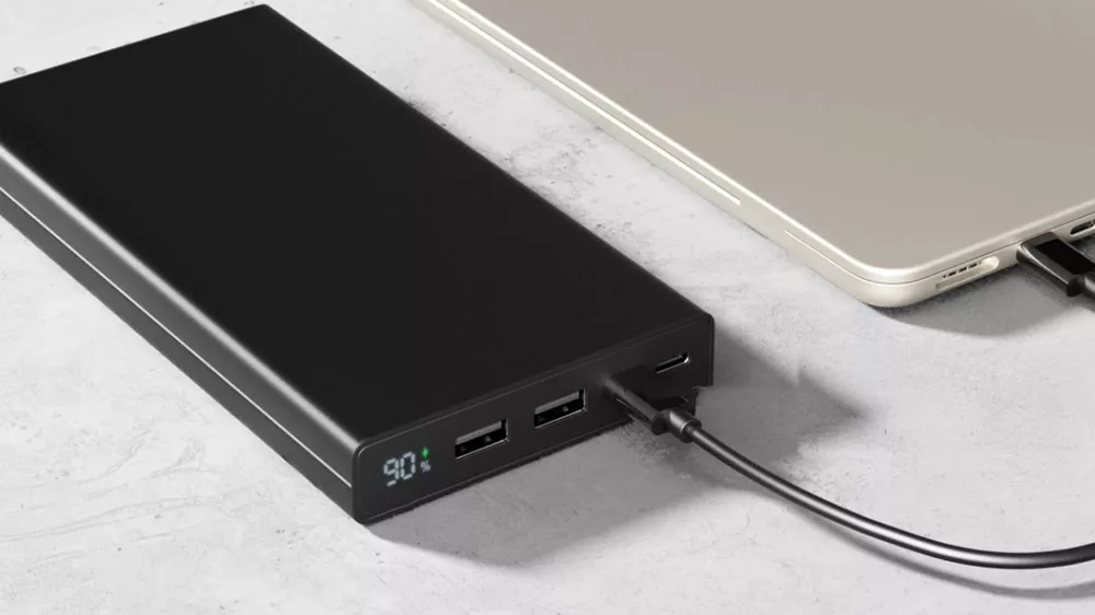 Powerbanka Epico UltraPack 45W 30 000 mAh nabíjející notebook a pohled na její USB-C výstupy a displej_02