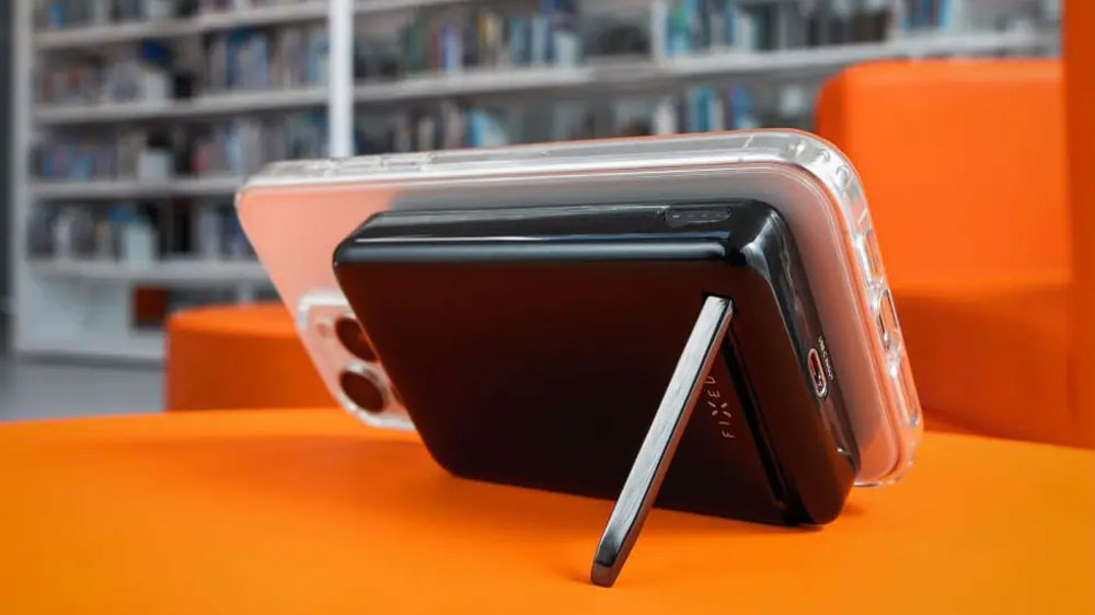 Sledování videa pomocí powerbanky FIXED se stojánkem_03