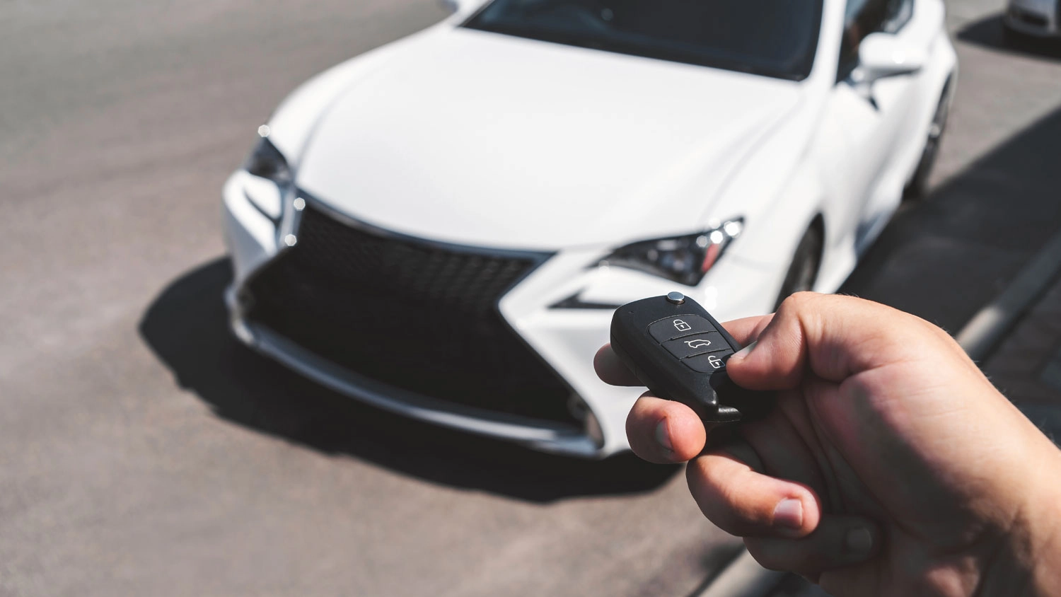 Muž odomyk&aacute; auto diaľkov&yacute;m ovl&aacute;dačom
