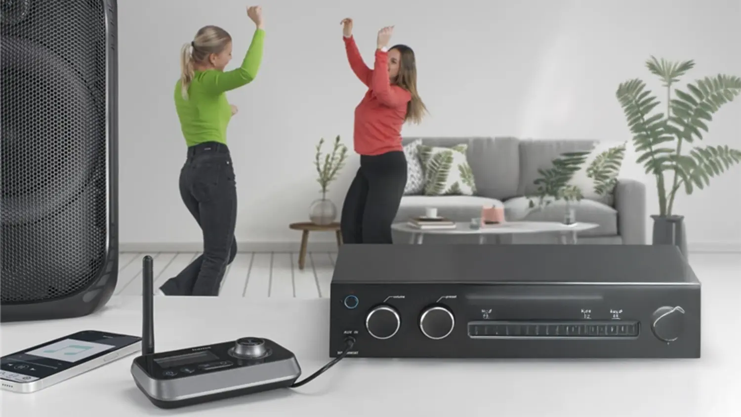 Ženy tanč&iacute; pri poč&uacute;van&iacute; hudby pomocou Bluetooth audio adapt&eacute;ra Hama Link.it Duo _02