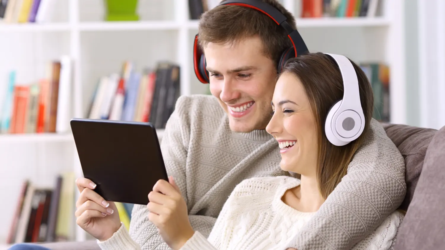 P&aacute;r s bezdr&ocirc;tov&yacute;mi sl&uacute;chadlami sleduje tablet_04