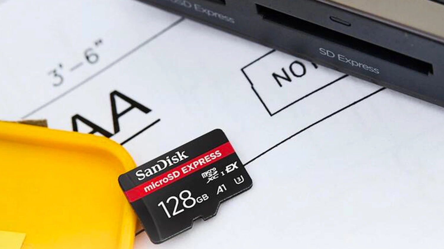 Paměťov&aacute; karta SanDisk Express microSD Card položen&aacute; na stol&iacute;ku.