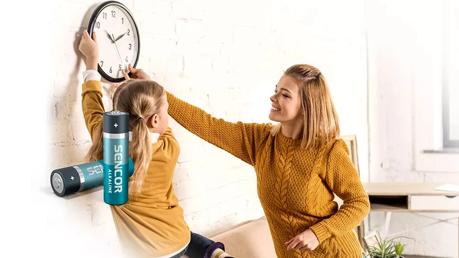 Žena s dcerou měn baterie v hodinch