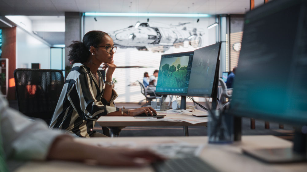 Žena hraje na 2 monitorech_02