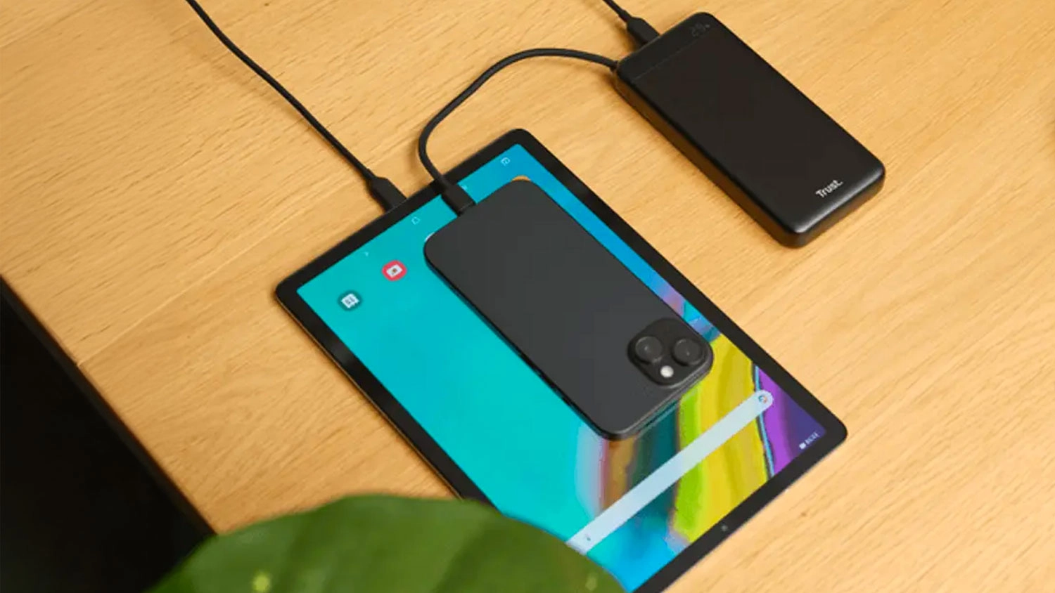 Powerbanka Trust Fiera 20 000 mAh nab&iacute;j&iacute; tablet