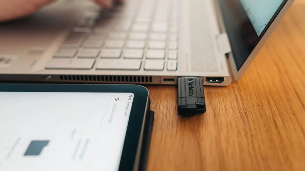 USB flash 128GB Verbatim 2.0 PinStripe v poč&iacute;tači_02