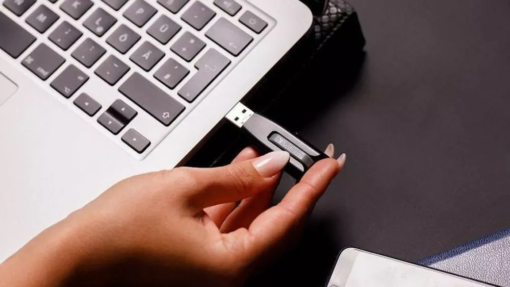 Zasouv&aacute;n&iacute; USB Flash disku do poč&iacute;tače_02