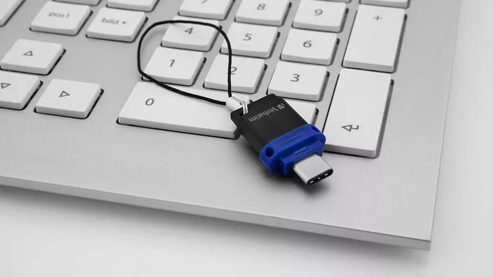 Flash disk Verbatim 64GB USB 3.0/C na kl&aacute;vesnici_02