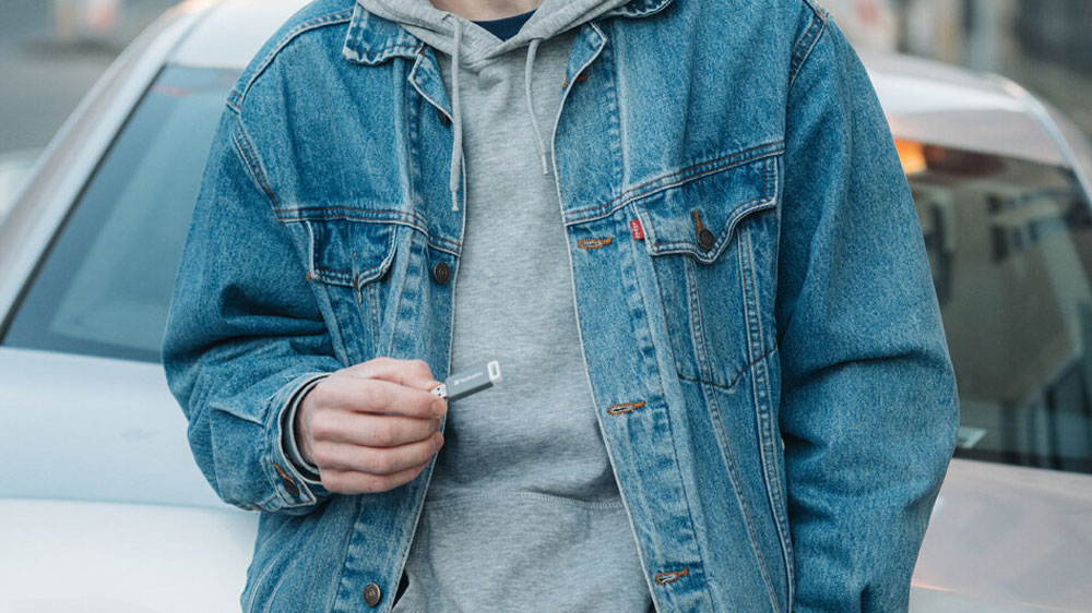 Muž drží v ruce USB flash Verbatim_02