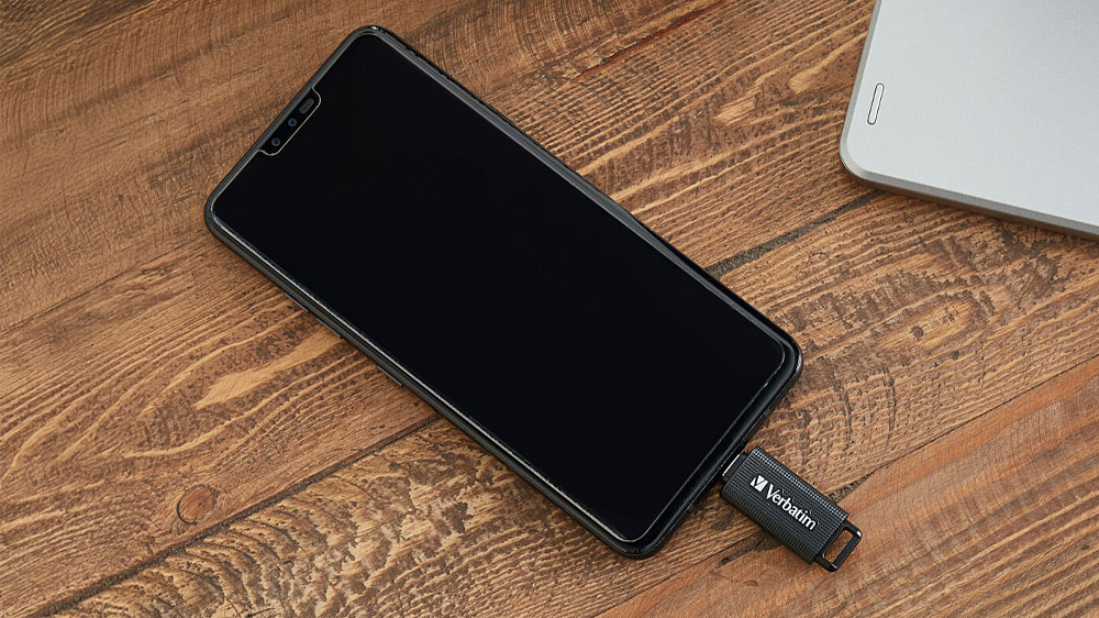 USB-C Flash Drive Verbatim 32GB 3.2 Gen 1 zasunutý v mobilu_02