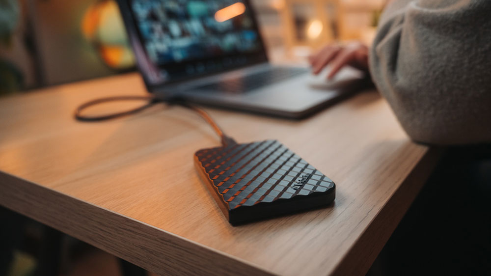 Extern&iacute; SSD disk Verbatim Store 'n' Go 53250 připojen&yacute; k notebooku_02