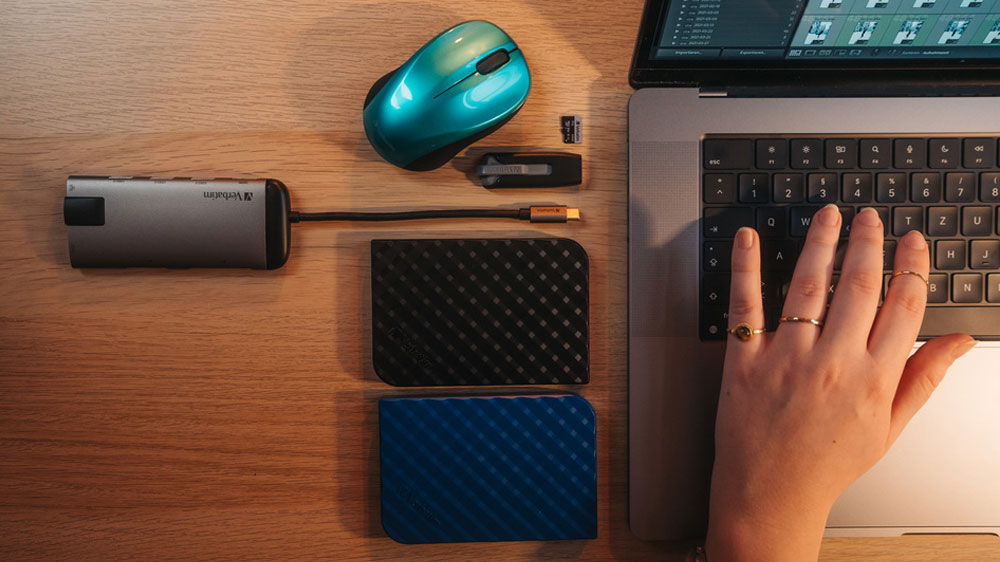 Extern&iacute; SSD disk Verbatim Store 'n' Go 53250 na pracovn&iacute;m stole_03