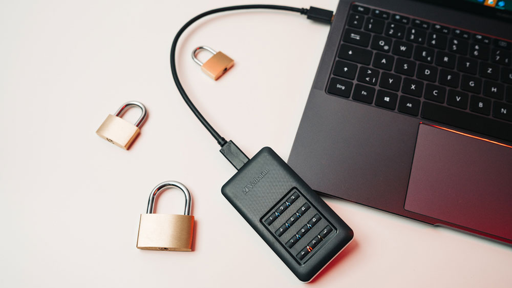 Externí SSD disk Verbatim Store 'n' Go 53402 připojený k notebooku_02