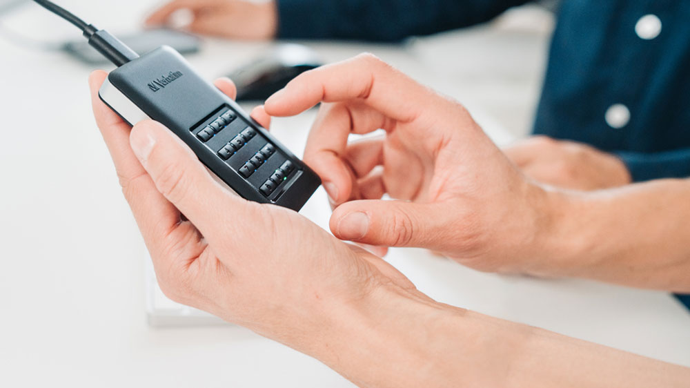 Ruce používající Externí SSD disk Verbatim Store 'n' Go 53402_03