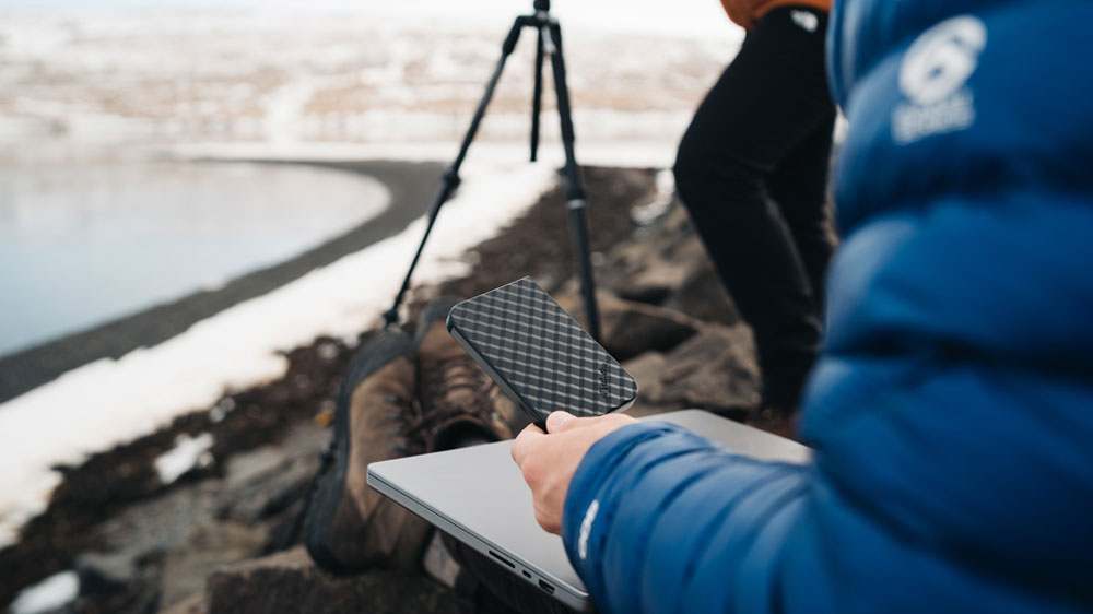 Muž v terénu používající při práci SSD disk Verbatim Store 'n' Go 53249_02