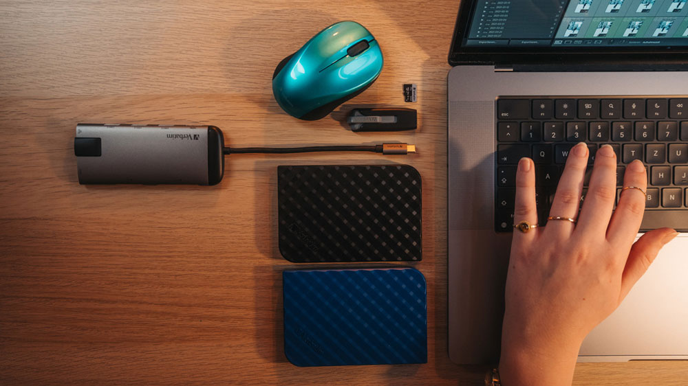 Externí SSD disk Verbatim Store 'n' Go 53249 pri práci na notebooku_03