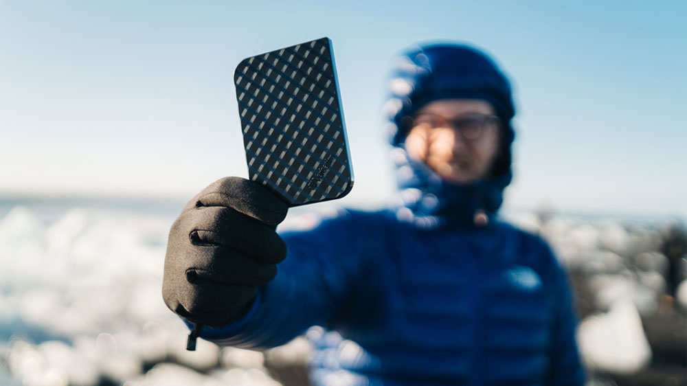 Muž držící externí SSD disk Verbatim Store 'n' Go 53230_02