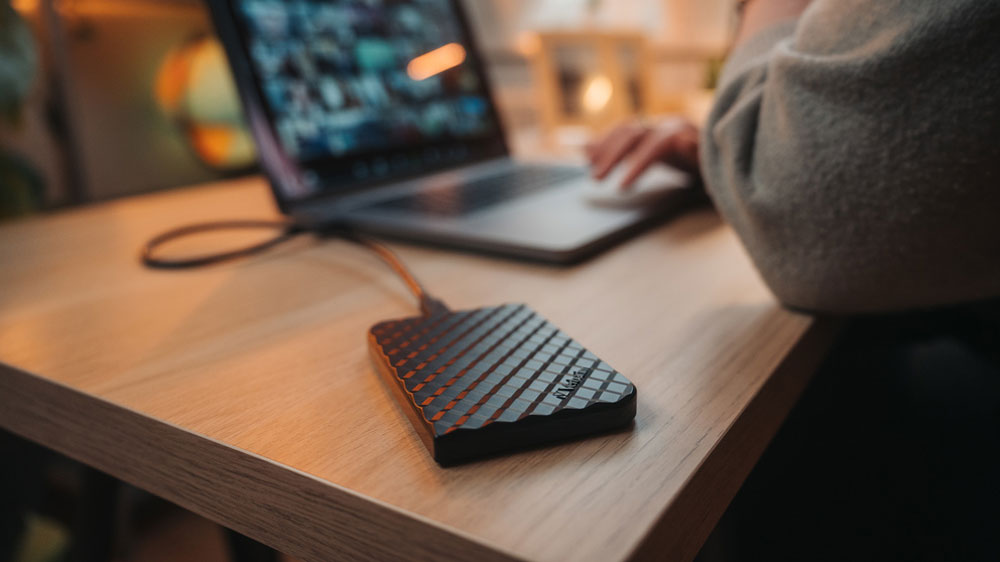 Externí SSD disk Verbatim Store 'n' Go 53230 připojený k notebooku_03