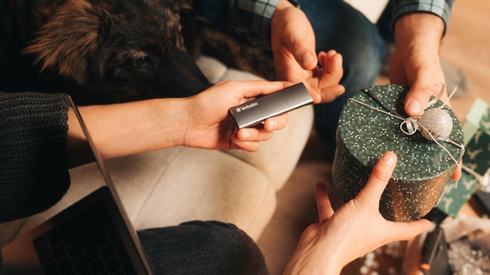 Externí SSD disk Verbatim VX500 v rukou ženy_02