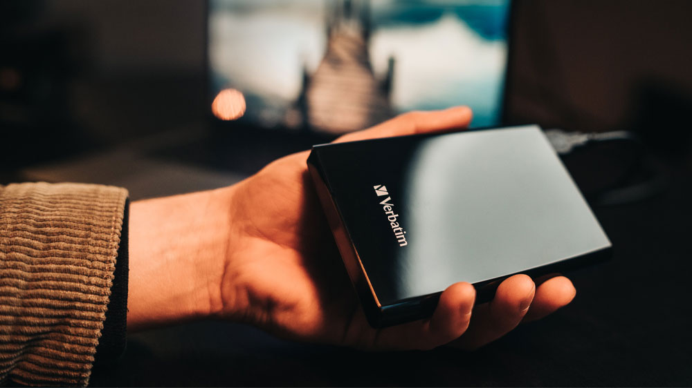 Externí SSD disk Verbatim Slim v ruce uživatele_03
