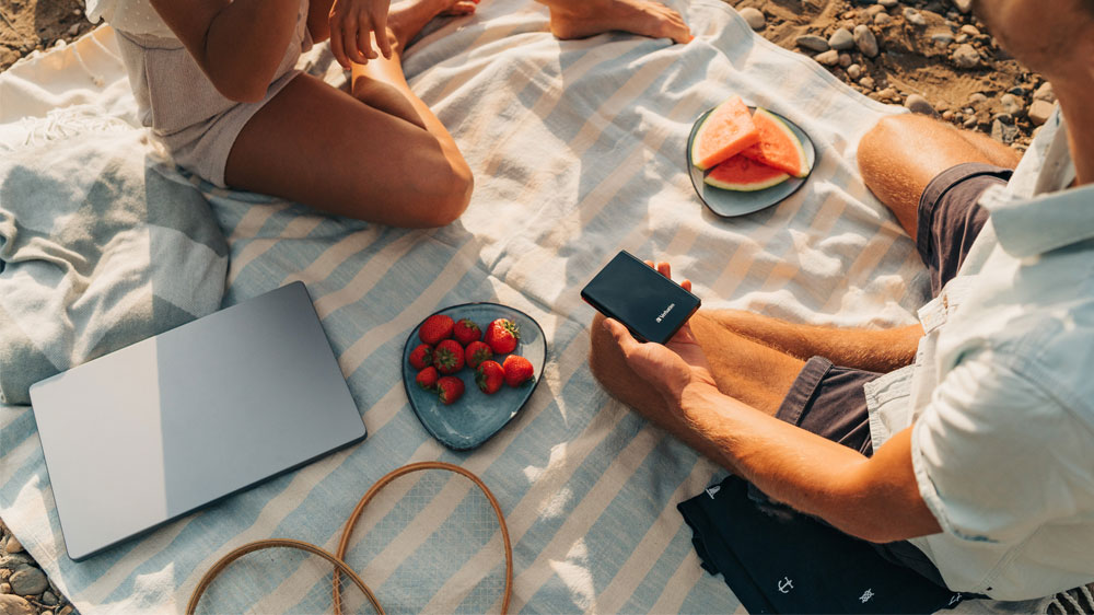 Externí SSD disk Verbatim Slim v ruce uživatele_04