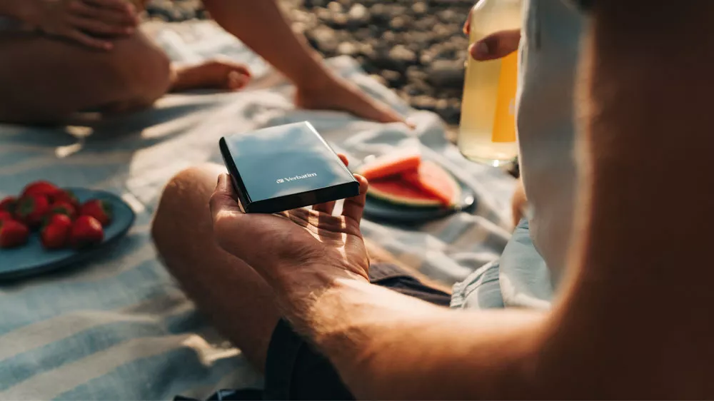 Externí SSD disk VERBATIM SLIM 1TB v rukou uživatele venku_03