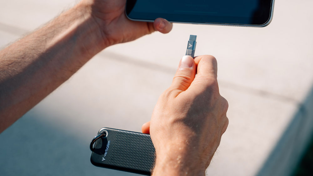 Muž zapojuje externí SSD disk Verbatim Pocket do tabletu_02