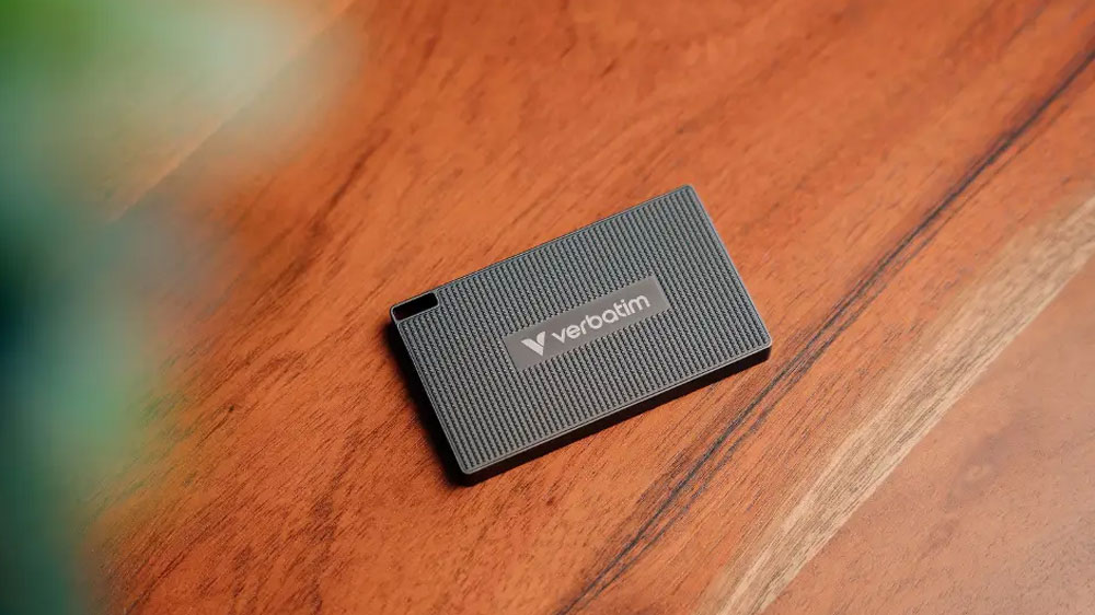 Externí SSD disk Verbatim Metal Mini na stole_02