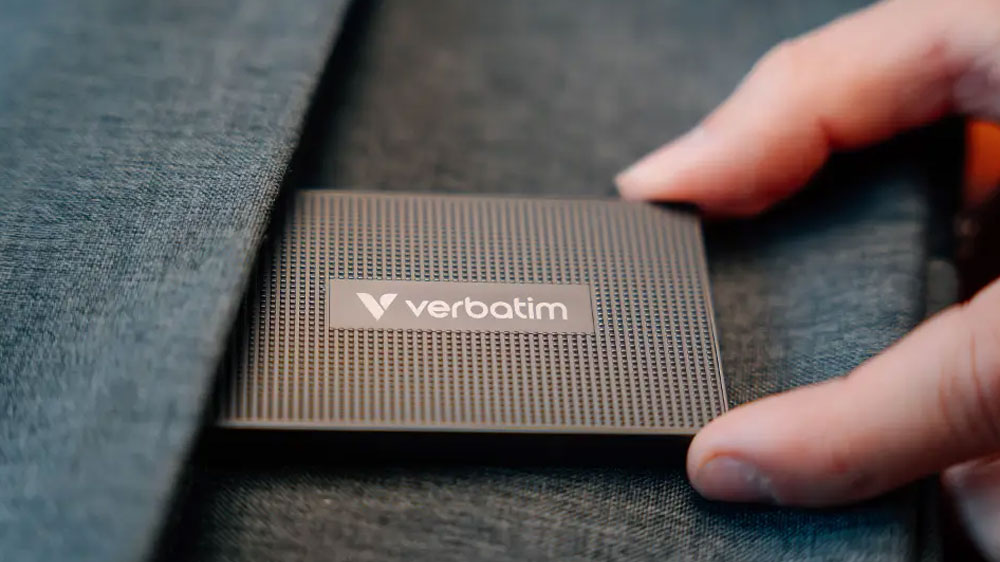 Člověk dávající disk Verbatim Metal Mini do kapsy tašky_03