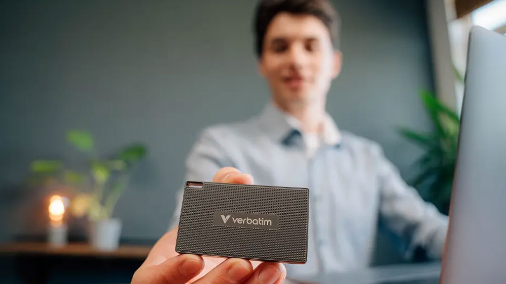 Člověk držící disk Verbatim Metal Mini_04