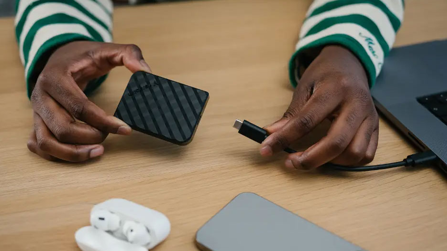 Člověk zapojující externí SSD disk Verbatim Store 'n' Go Mini Diamond do notebooku_02