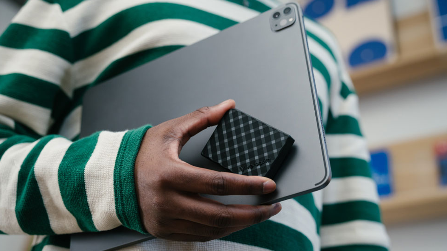 Člověk držící externí SSD disk Verbatim Store 'n' Go Mini Diamond s notebookem_03
