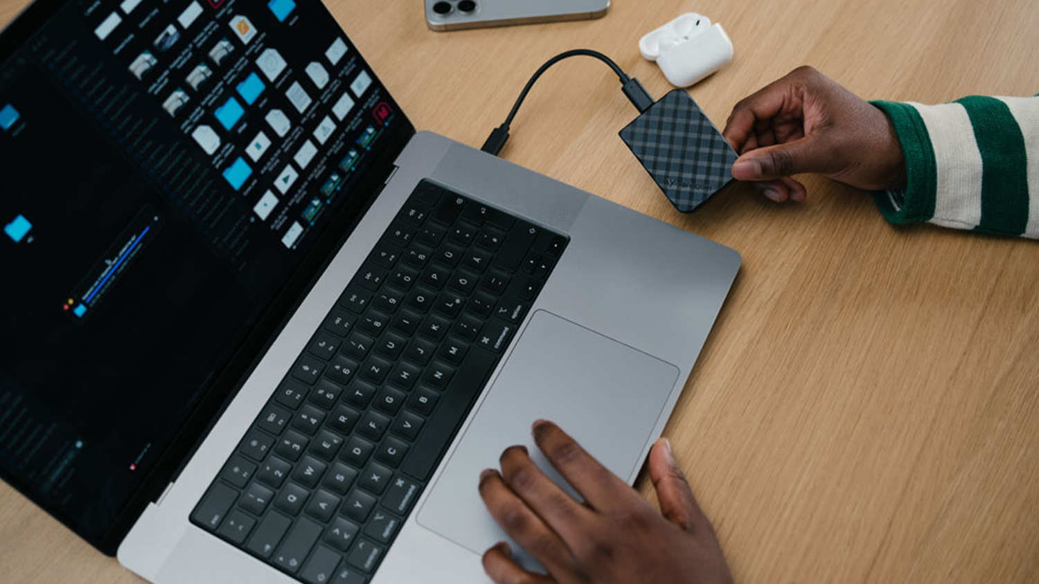 Externí SSD disk Verbatim Store 'n' Go Mini Diamond připojený do notebooku_04