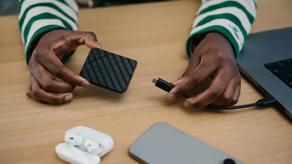 Člověk zapojující externí SSD disk Verbatim Store 'n' Go Mini Diamond do notebooku_02