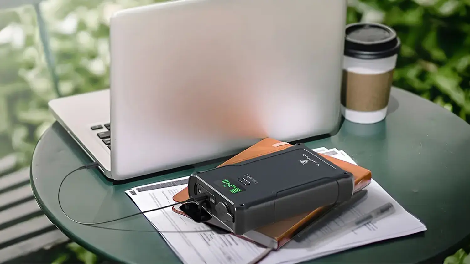 Dob&iacute;jen&iacute; notebooku přes powerbanku Viking