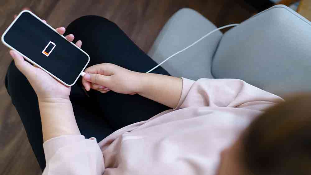 Žena s vybitým mobilom_02