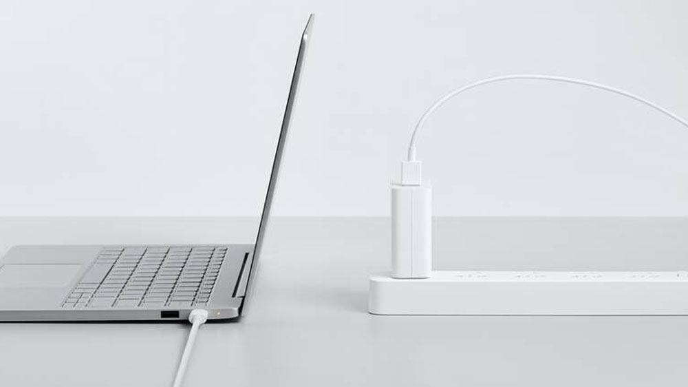 Kábel Xiaomi 6A Type-A to Type-C zapojený do notebooku_02