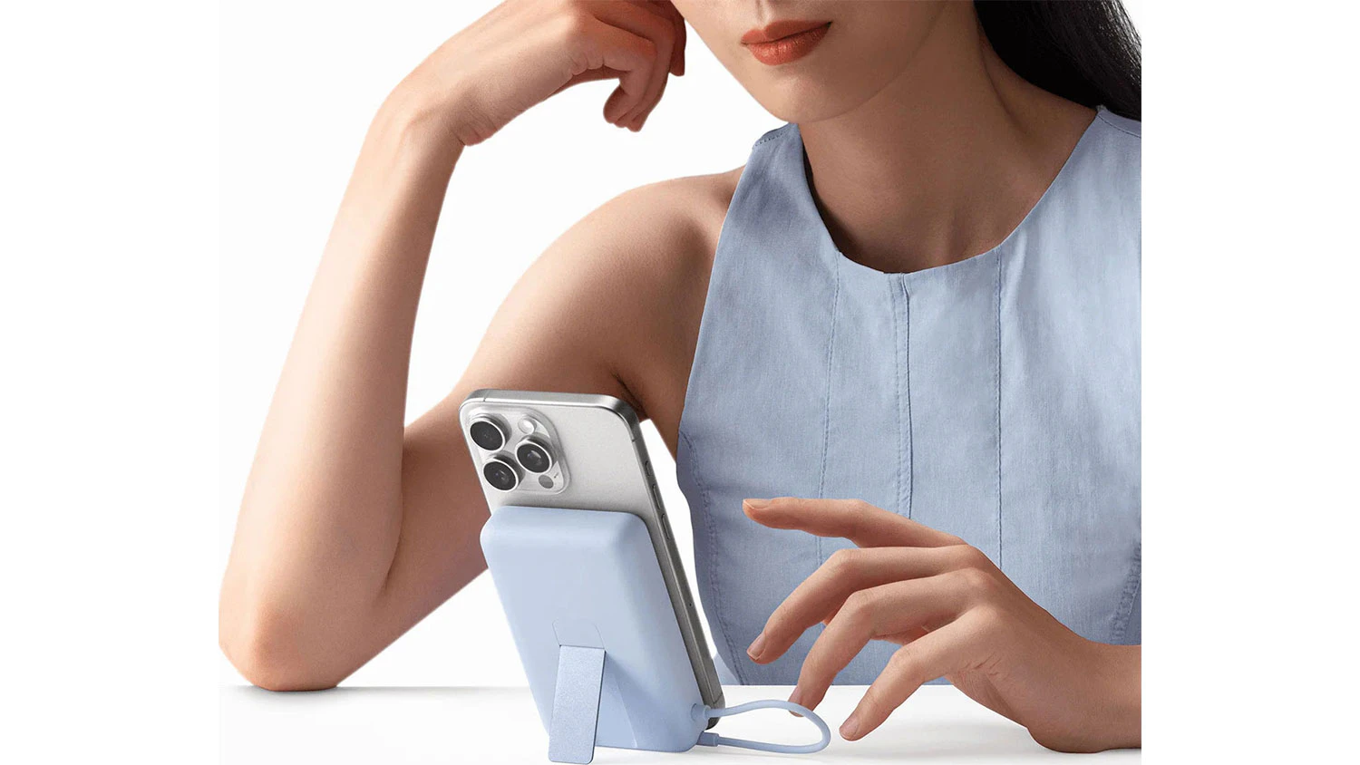 Žena použ&iacute;vaj&iacute;c&iacute; telefon při nab&iacute;jen&iacute; z powerbanky Xiaomi Magnetic