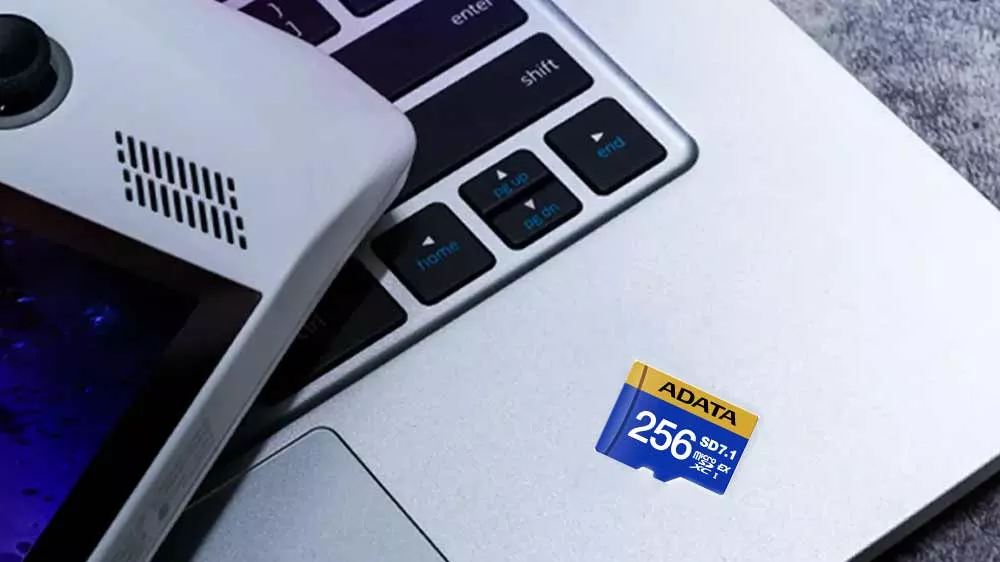 Paměťová karta ADATA SD7.1 Express položená na notebooku_02